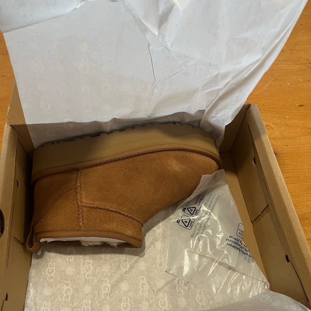 UGG Girls Platform Ultra Mini NWT - Picture 8 of 8